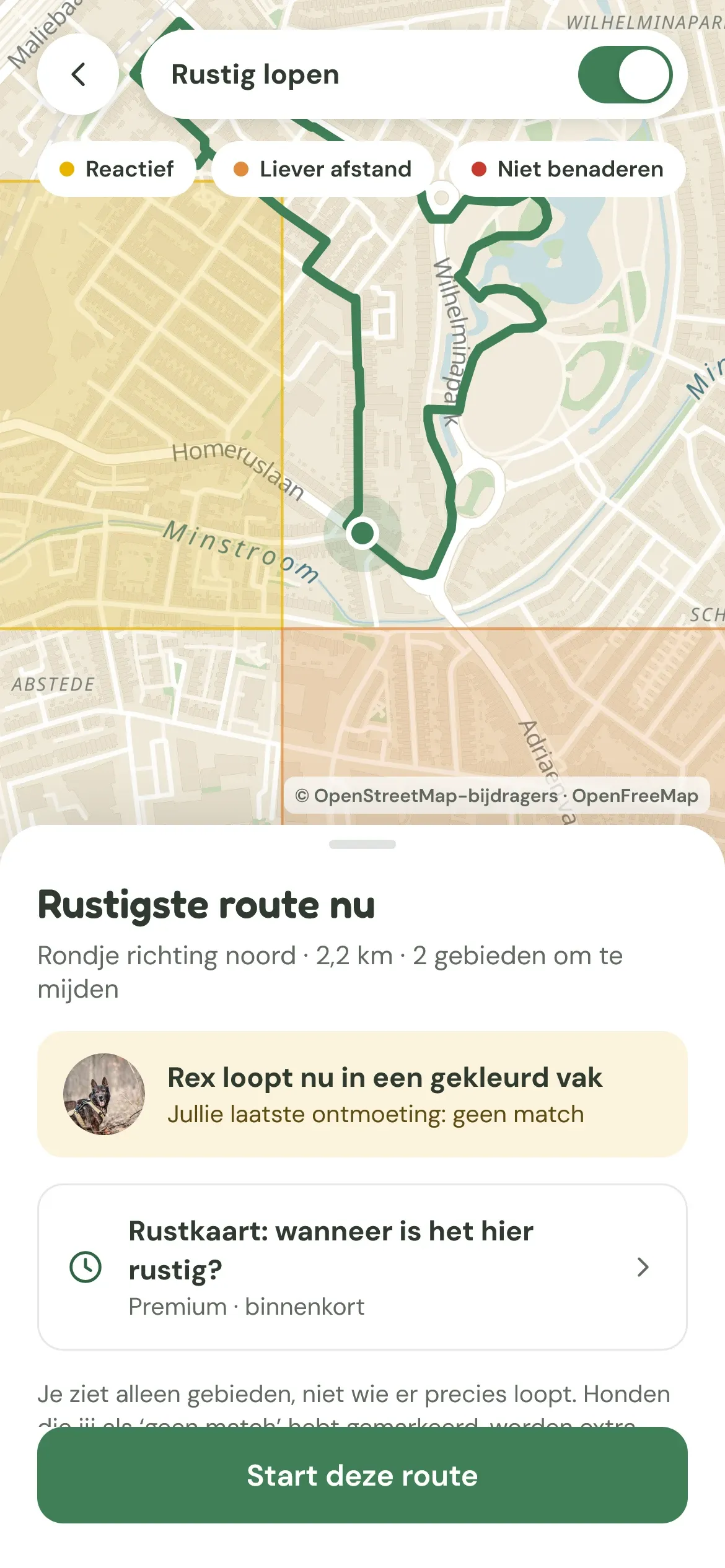 Rustig lopen in de app: gekleurde vakken voor honden die ruimte nodig hebben, en een groene route eromheen.